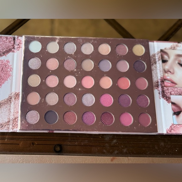 ELLEN TRACY 35 Shades of Rosy Nudes Matte & Shimmer Eyeshadow Palette - Picture 7 of 8